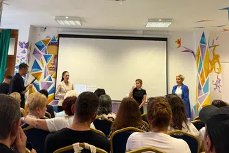 Стрей Шийп и Алианц България стартират национално турне за финансова грамотност сред глухата общност