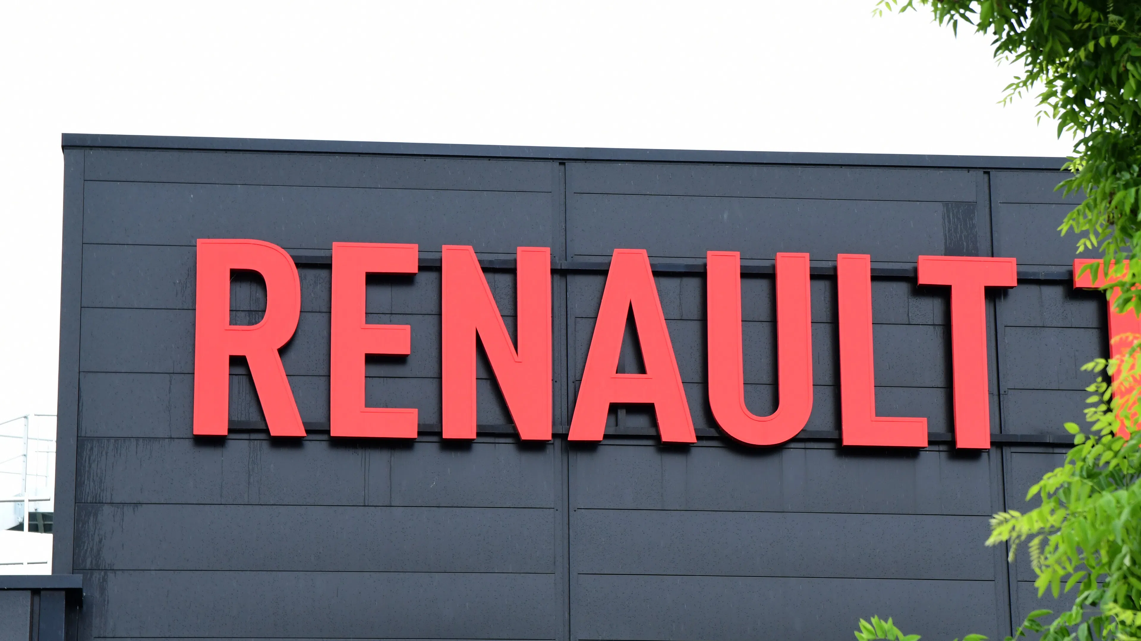 Френското правителство иска от Renault да произвежда дронове в Украйна