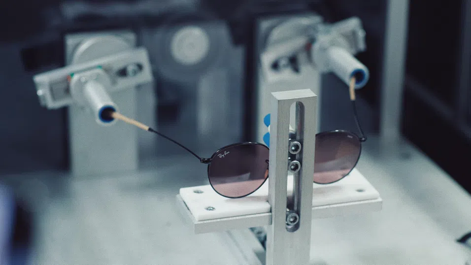 Meta инвестира $3,5 млрд. в най-големия производител на AI очила