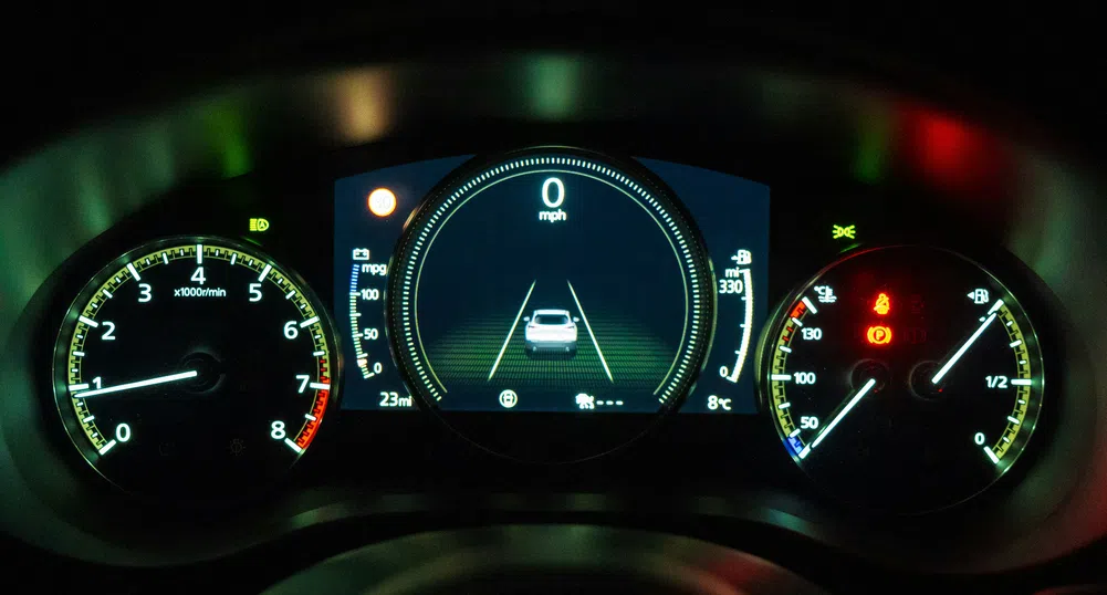 Регрес или улеснение? Автомобилните производители връщат бутоните