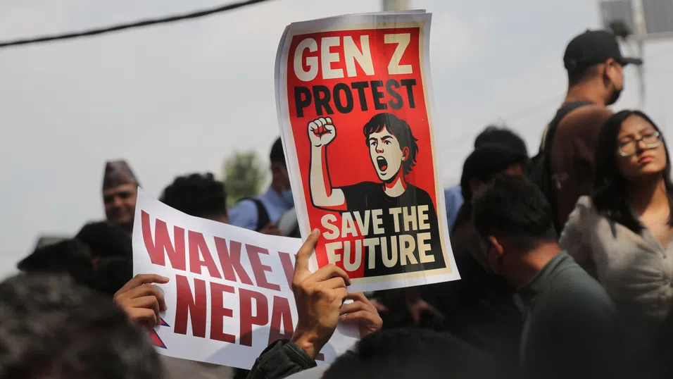 Размирици в Непал водят до оставката на премиера, но протестите продължават