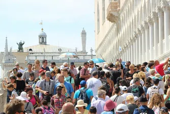 Венеция събра милиони от таксата за туристи, но дали проблемът с тълпите е решен?