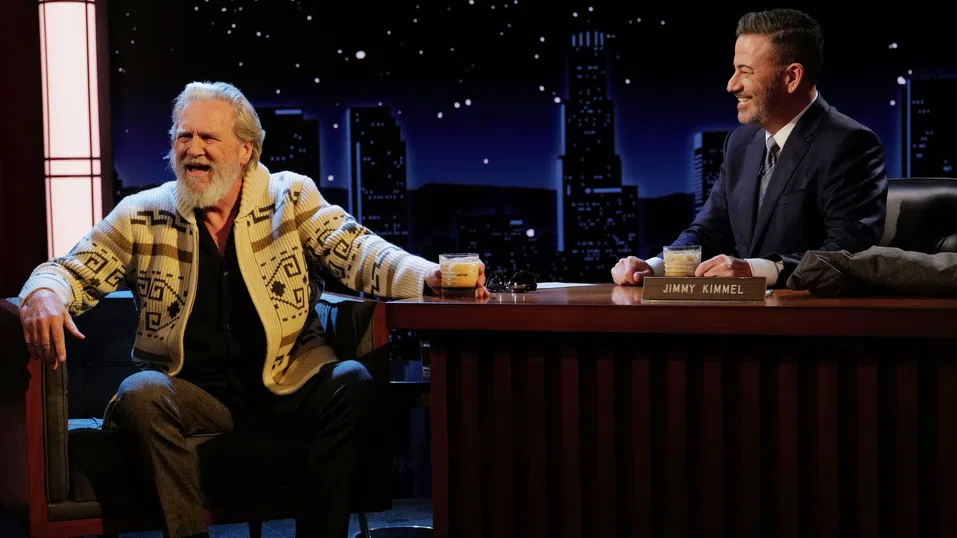 Джеф Бриджис при Джими Кимъл: „Да махнем ICE от улиците и да я сложим в чашите си“