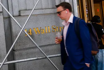 Анализатори на Citi виждат паралели с края на 70-те и препоръчват по-малка експозиция към американски акции, докато експерт от Longview Economics очаква спад от 10% до 20% при рисковите активи