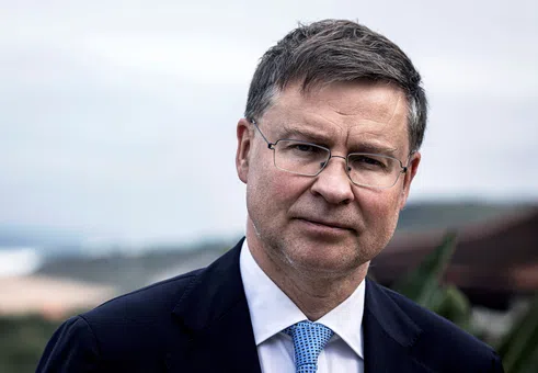 Преходът от лев към евро поставя България в сърцето на Европа, заяви еврокомисарят Валдис Домбровскис