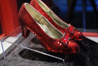 През 2005 г. този чифт обувки е откраднат, ФБР успява да ги възстанови чак през 2018 г.