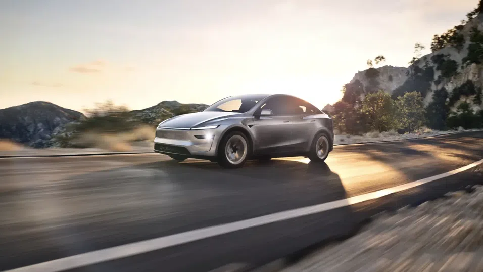 В битка с местните конкуренти Tesla пуска обновен Model Y в Китай