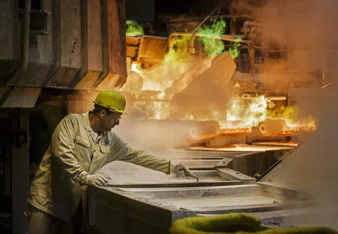 Битката за червения метал: Защо медта преначертава картата на глобалната индустрия