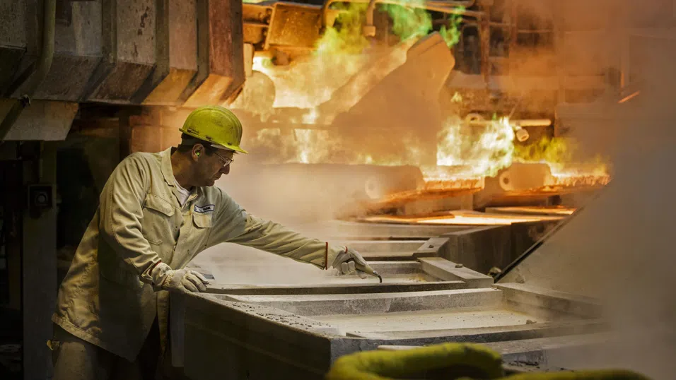 Пазарът на металите „полудява“ - медта пише история с рекорд, а златото и среброто поемат надолу