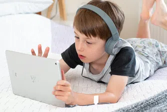 Може и без пълна забрана: Практични стъпки за сигурността на децата в онлайн среда