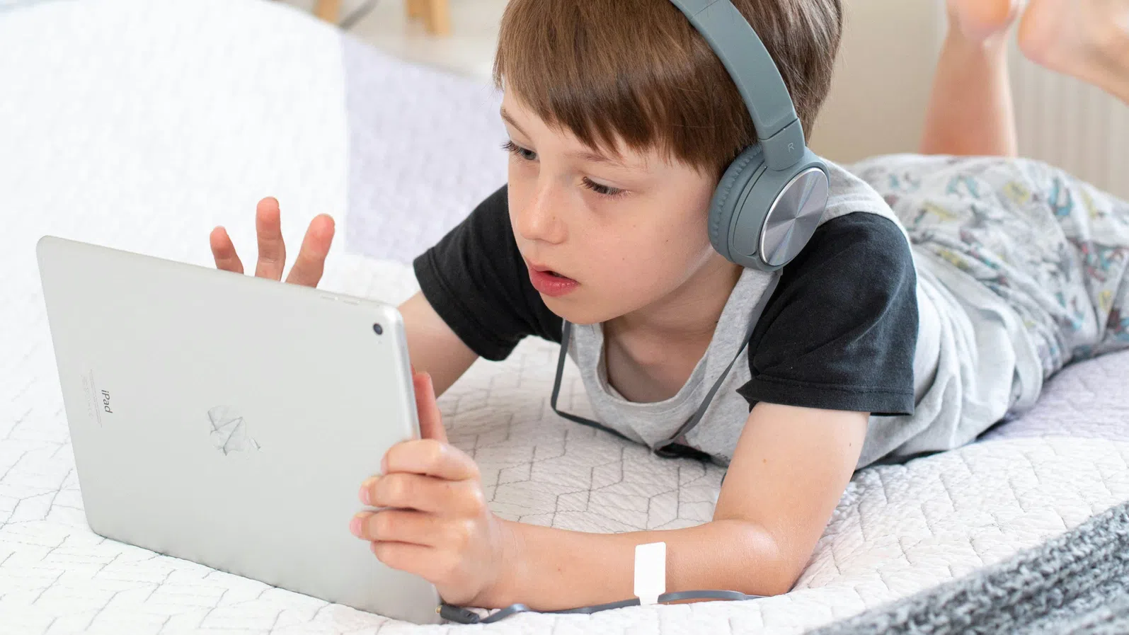 Може и без пълна забрана: Практични стъпки за сигурността на децата в онлайн среда