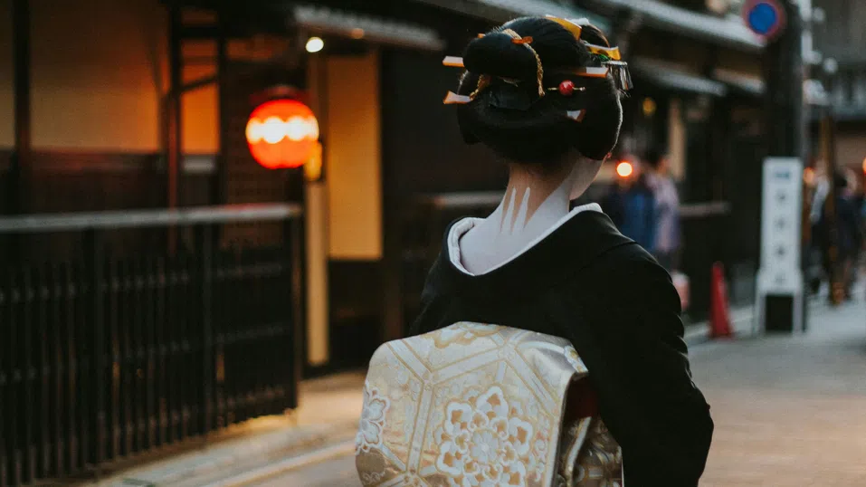 „Поведение извън контрол“: Защо Киото забрани достъпа на туристи до гейшите