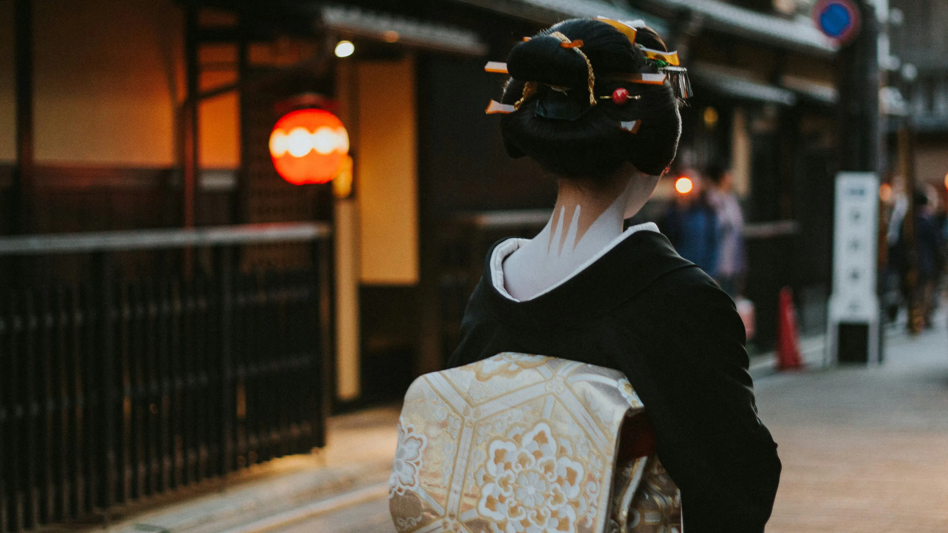 „Поведение извън контрол“: Защо Киото забрани достъпа на туристи до гейшите