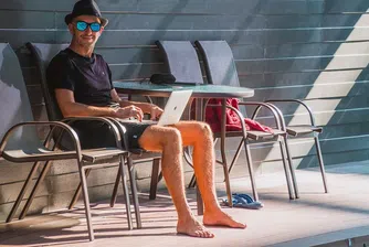 Според нов доклад за състоянието на работната сила в САЩ хибридният модел на работа е все по-предпочитан, служителите са все по-слабо ангажирани, а чувствата относно употребата на AI в работата – смесени