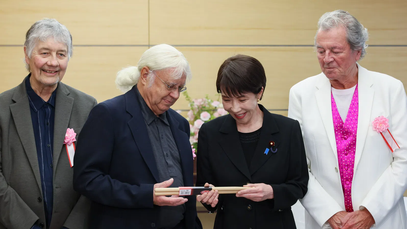 Премиерът на Япония към барабаниста на Deep Purple: Ти си моят бог