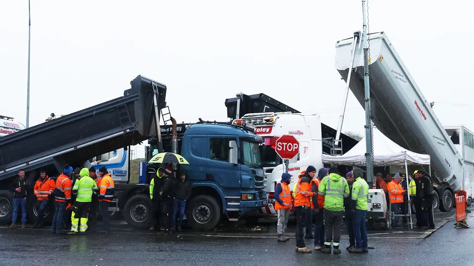 Бензин на изчерпване, непосилни цени: Гневът от скъпите горива се изля върху Ирландия