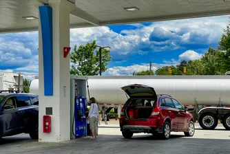 В ЕС бензинът е поскъпнал с около 15%, а дизелът с около 30% в началото на април в сравнение с края на февруари 2026 г. Най-скъпи са в Нидерландия, Дания и Германия