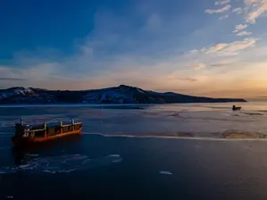 Китай заобикаля ключовите морски теснини с „Ледения път на коприната“ през Арктика