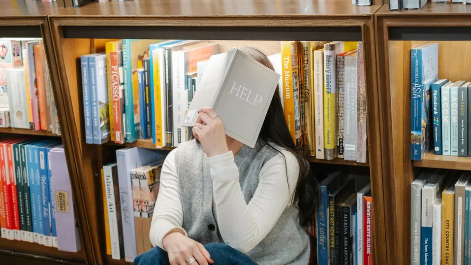 „Да не ти пука за другия“ като път към щастието - как книгите за самопомощ превръщат егоизма в добродетел