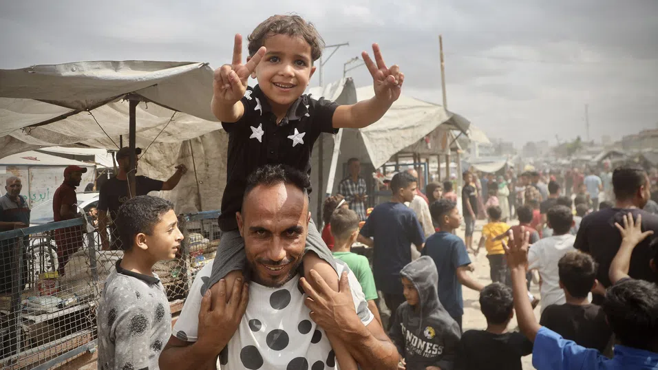 Хиляди изтощени палестинци се завръщат в разрушената Газа под крехко примирие