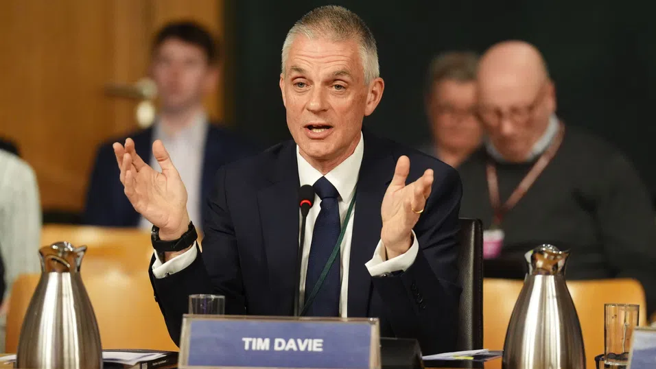 Шефът на BBC Тим Дейви подаде оставка заради редактиранa реч в документален филм за Тръмп