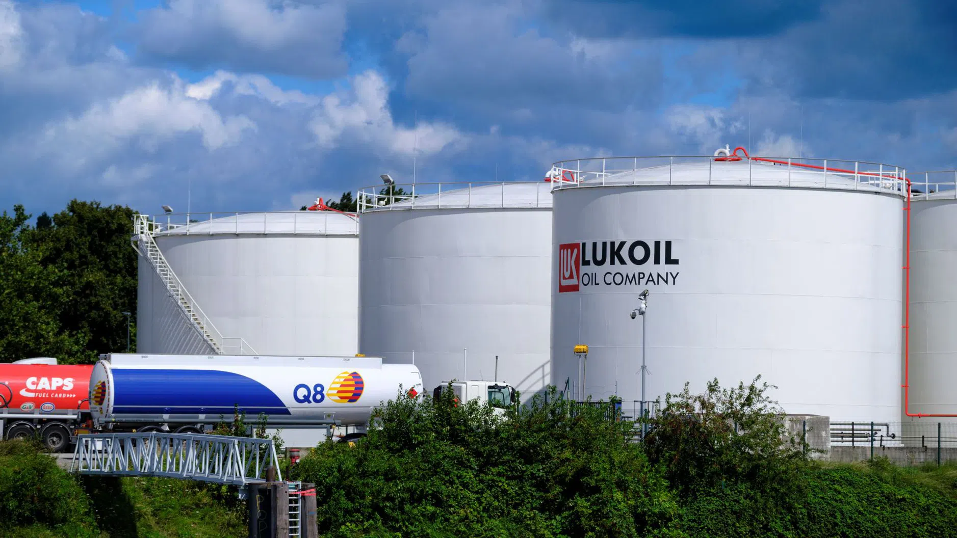 Колко, къде и какви са международните активи на „Лукойл“