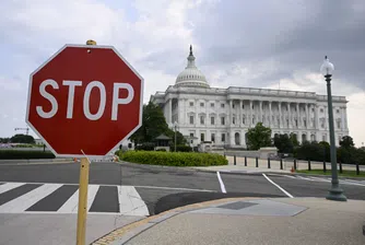 Осем демократи подкрепиха компромисен план за възобновяване на работата на държавната администрация след рекордна бюджетна криза