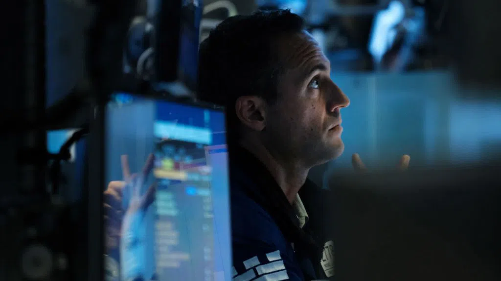 Уолстрийт отстъпи след рекордите, инфлацията, банковите отчети и напрежението около Фед влязоха във фокус