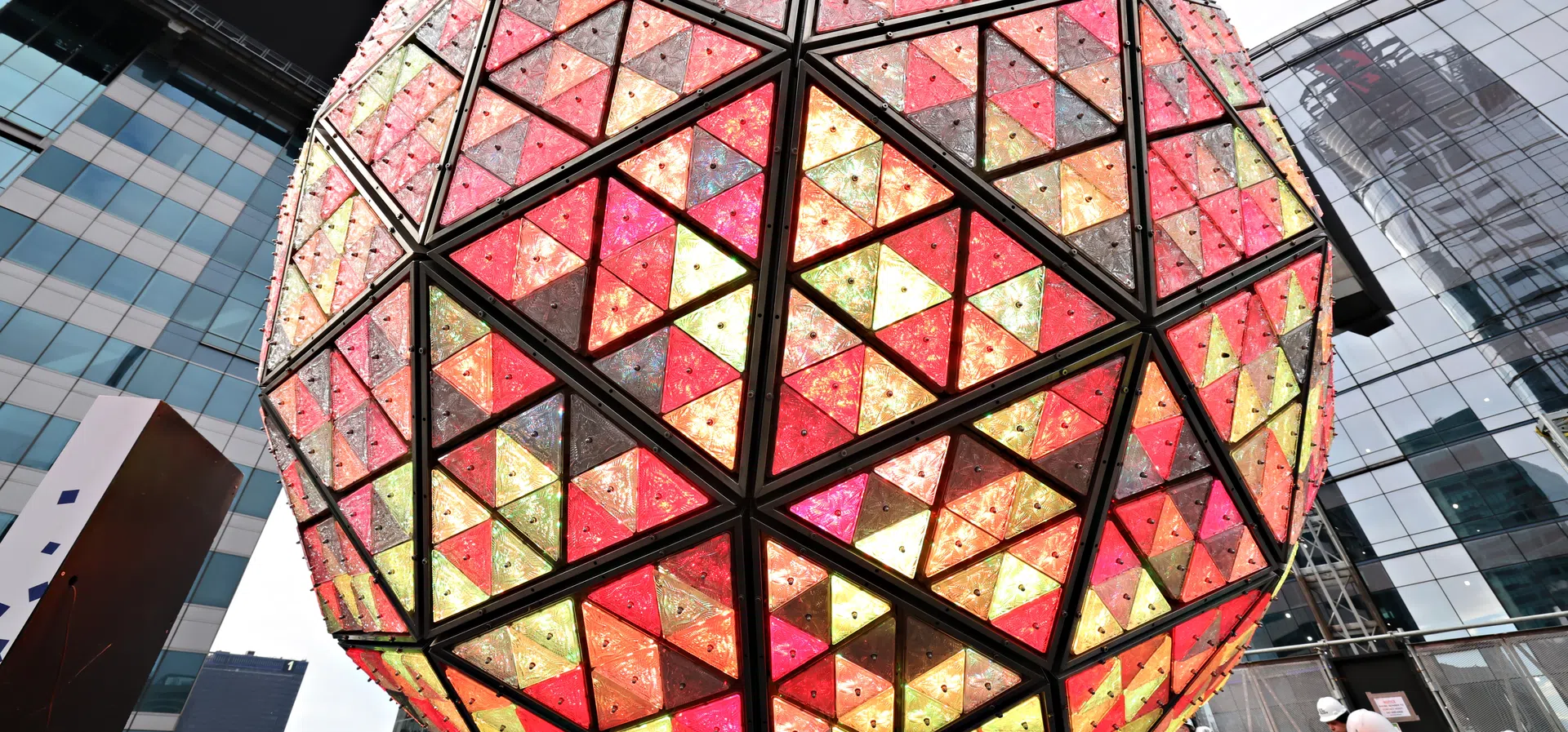 Тайната зад новогодишната топка: Как изобретение от 19-ти век промени света