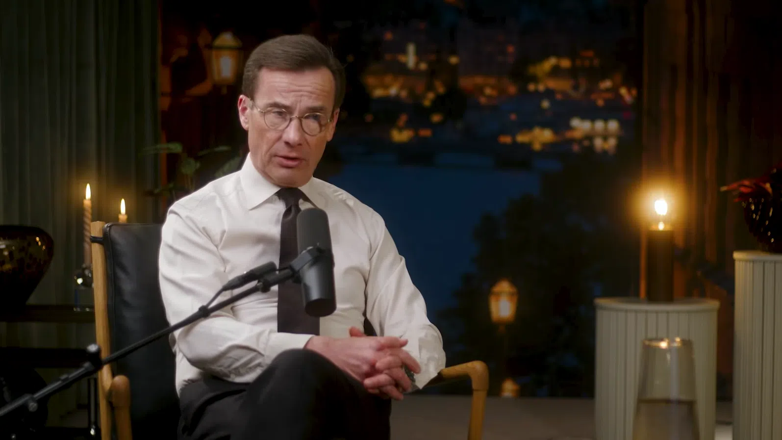 „Колко бири пиеш, Улф?“ – шведският премиер търси подкрепа чрез подкаст и жива връзка с избирателите