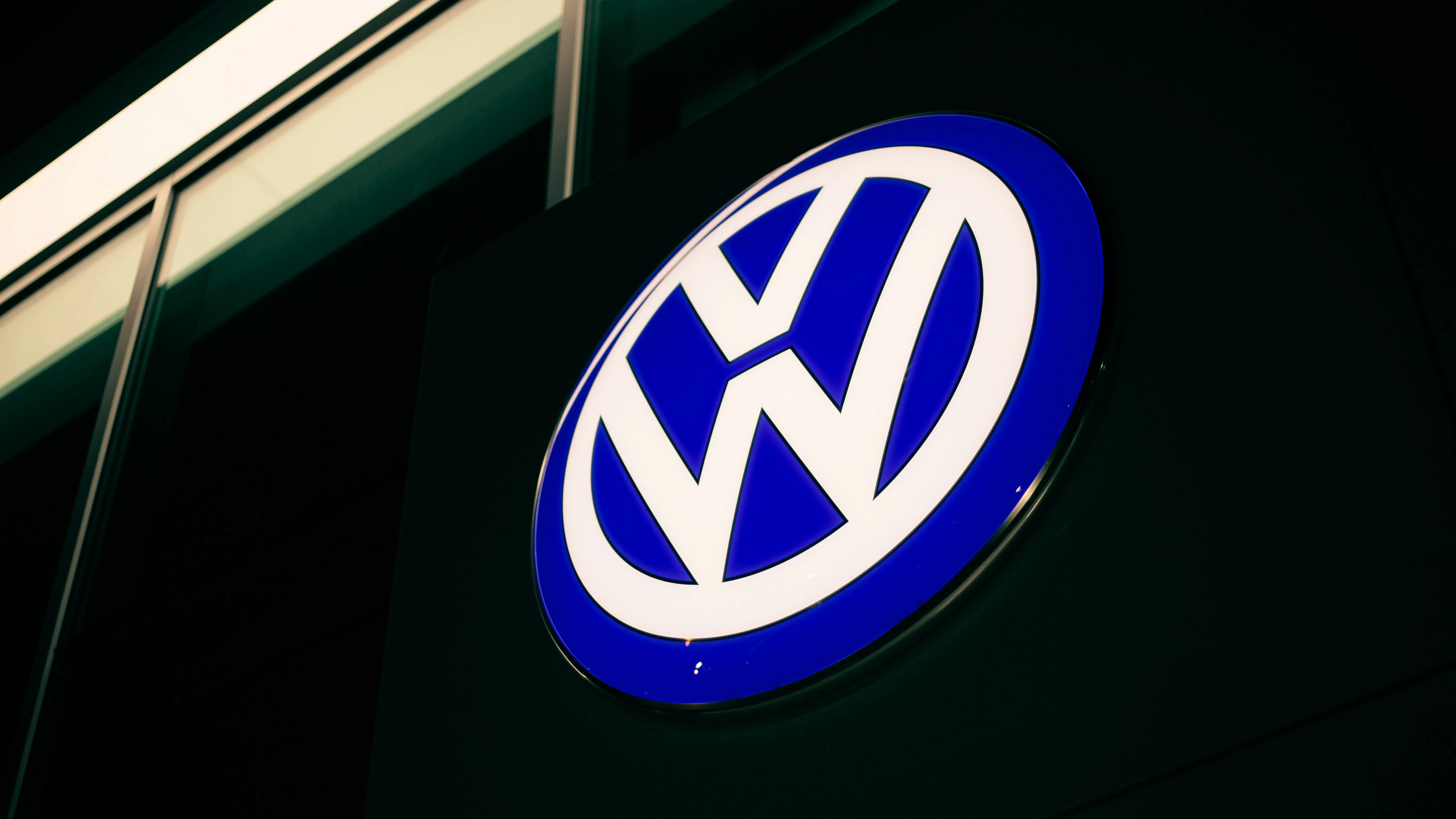 Volkswagen понижава прогнозата си за годината, американските мита ударят печалбата му