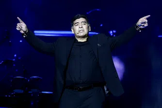 Седем здравни специалисти, лекували футболната легенда дни преди смъртта му, са изправени пред съд в Аржентина