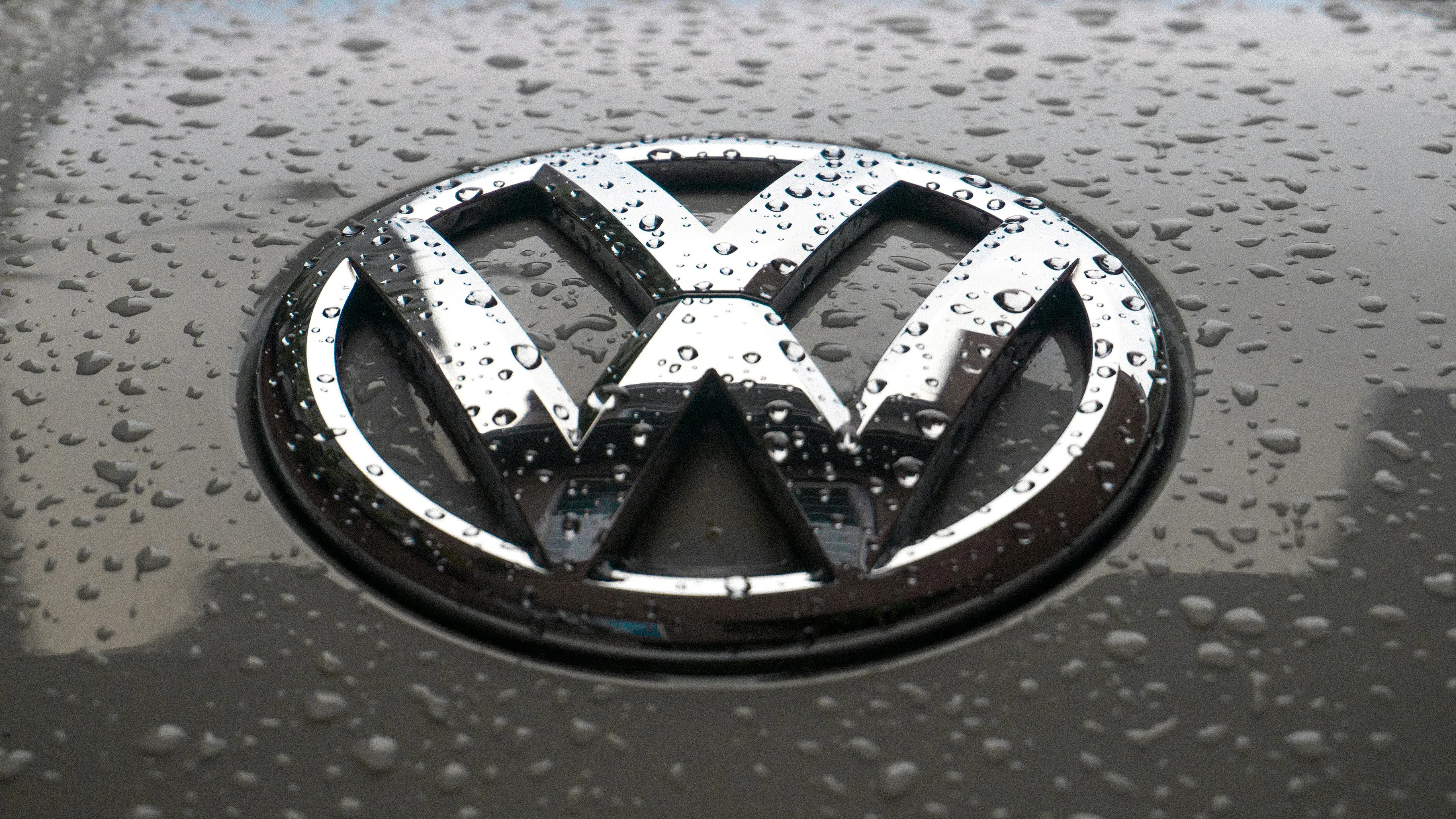 Продажбите на електрическите модели на Volkswagen се сриват: Защо европейците се връщат към бензина?