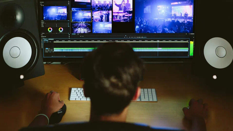 Adobe купува видеоклипове от професионалисти и потребители, за да създаде AI модел