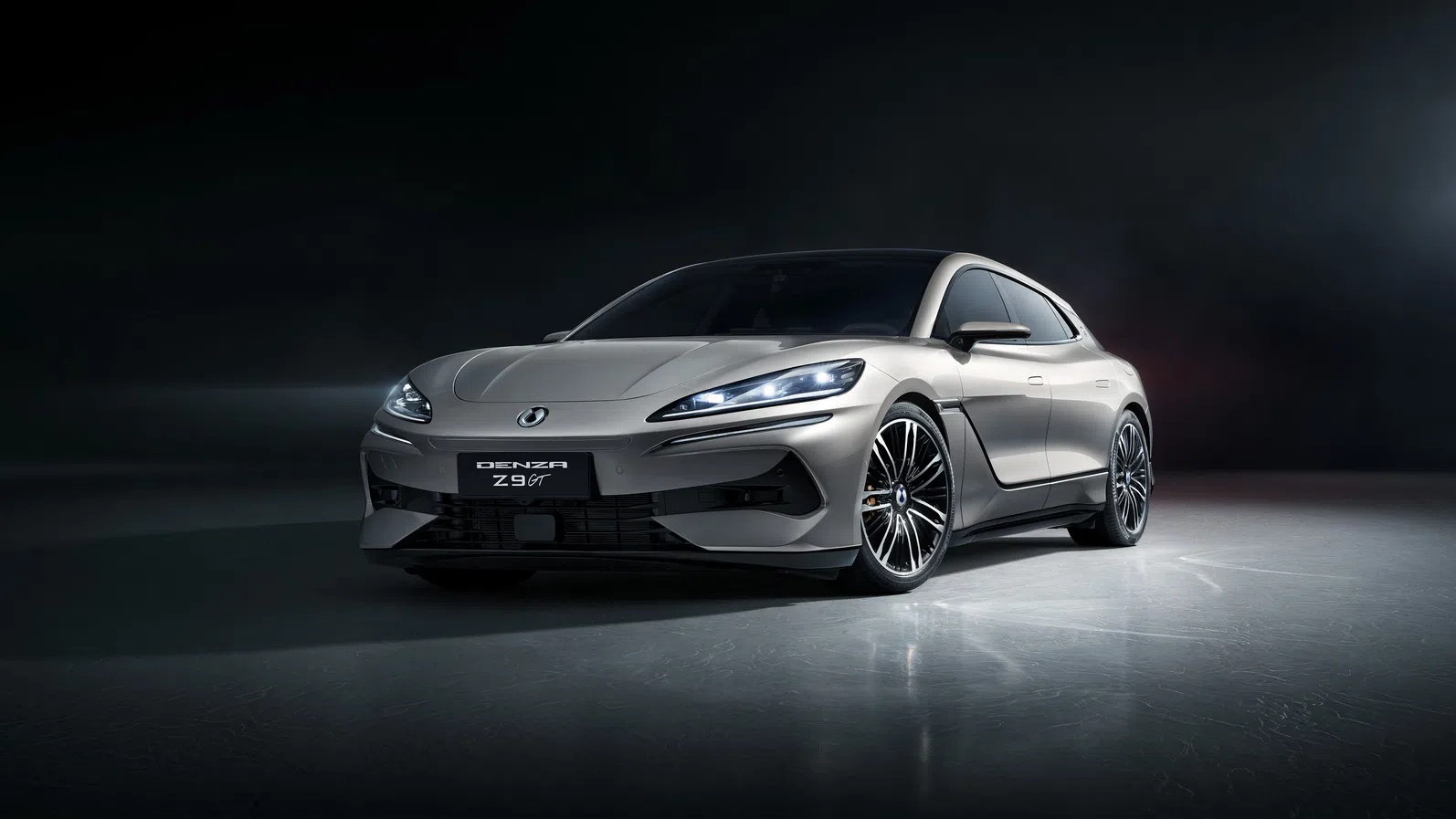 BYD предизвиква Porsche и BMW с петминутно „светкавично зареждане“