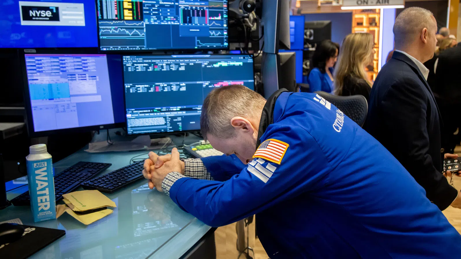 Американските акции бяха подложени на разпродажби в петък като Dow