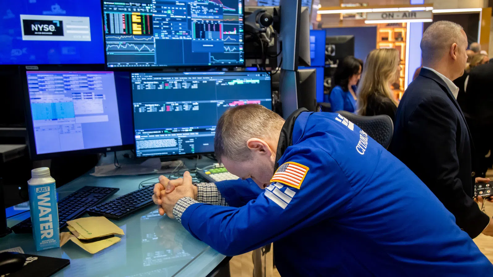 Войната с Иран притисна борсите в САЩ, петролът отчете най-резкия седмичен ръст от 1983 г.