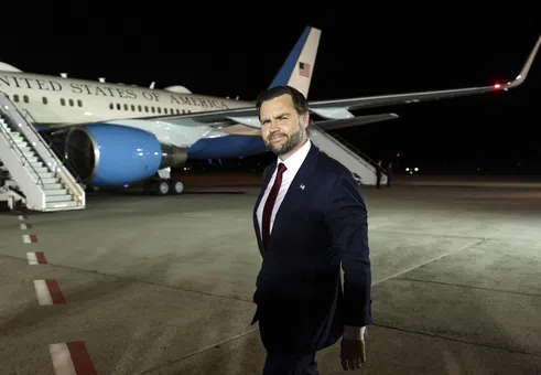 Джей Ди Ванс предупреди Иран срещу манипулации на преговорите в Пакистан