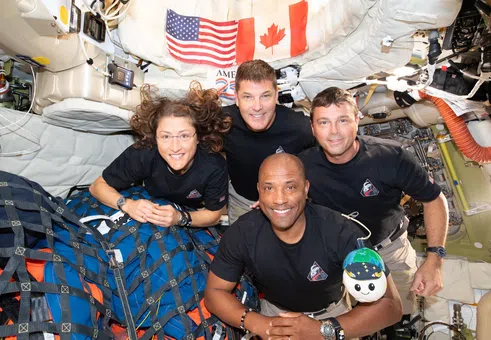 Екипажът на Artemis II се завърна на Земята след историческия полет около Луната