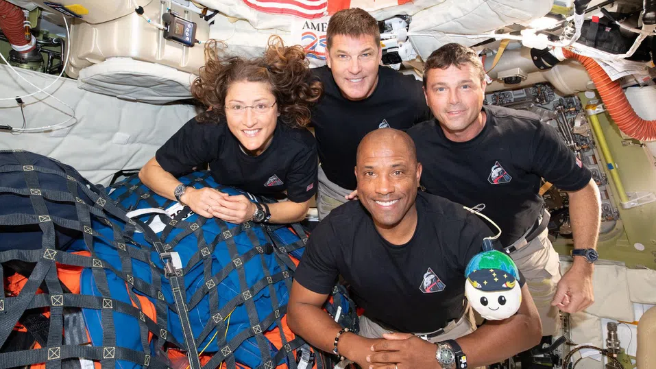 Екипажът на Artemis II се завърна на Земята след историческия полет около Луната