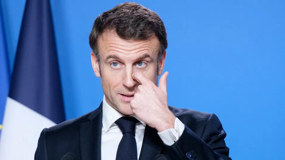 Отчаян президент, рискова игра: Как определят във Франция поведението на Макрон
