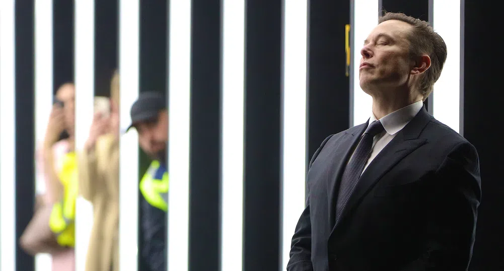 Tesla се изстрелва нагоре, докато роботакситата влизат в правилен завой, а бурята с Тръмп отшумява