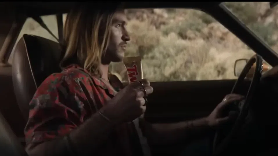 Новата реклама на Twix беше забранена заради опасно шофиране