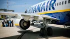 Плащаш, ако искаш да седиш до детето в самолета: Разследват скандална практика на Ryanair