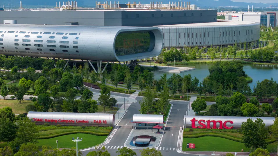 Уолстрийт на зелено след силния отчет на TSMC, AI акциите отново поведoха пазара