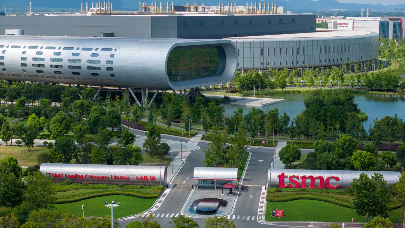 Основните борсови индекси приключиха с ръст в четвъртък след два