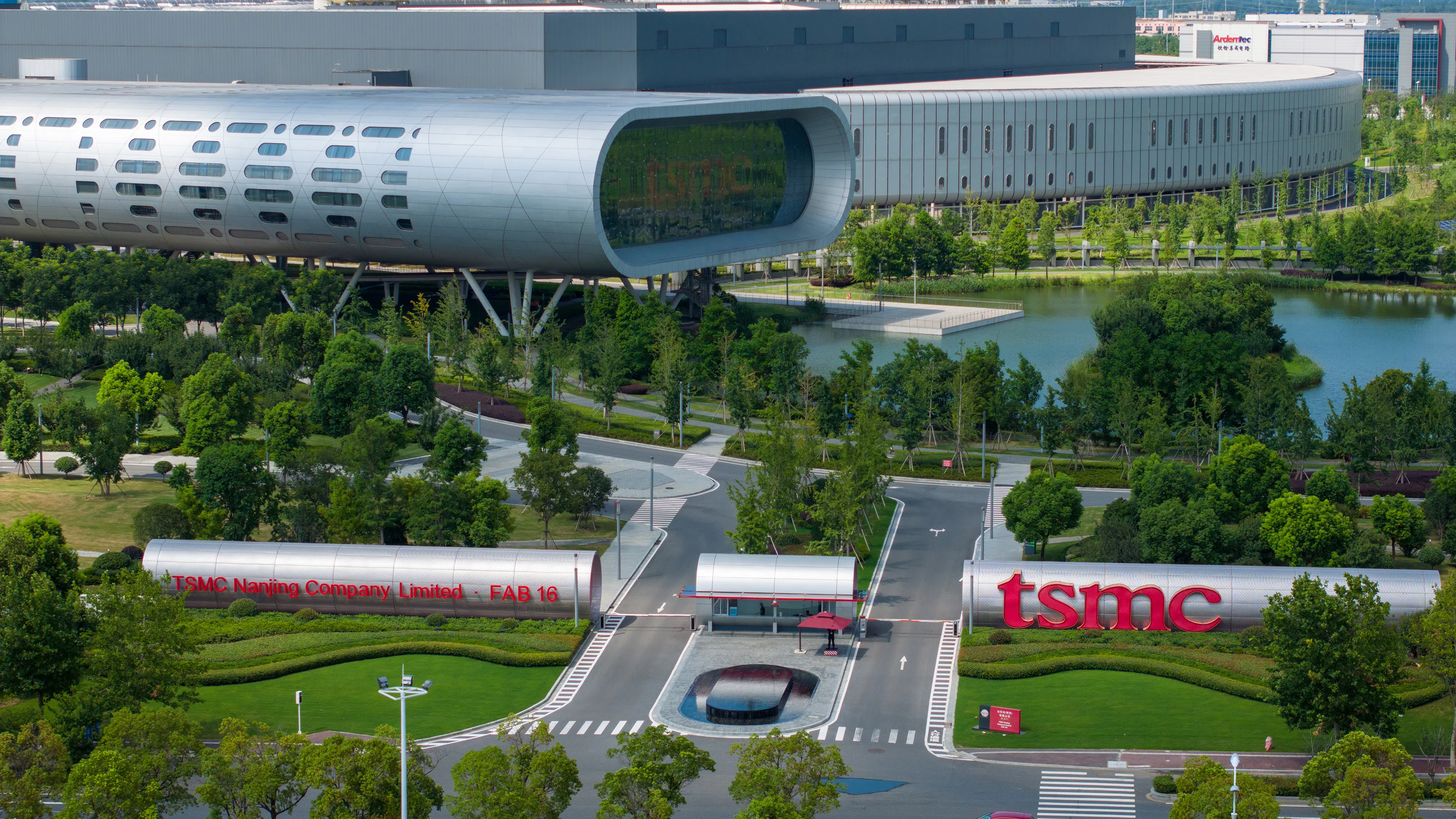 Да станеш глобален играч, без да губиш душата си: Може ли TSMC да излезе отвъд Тайван