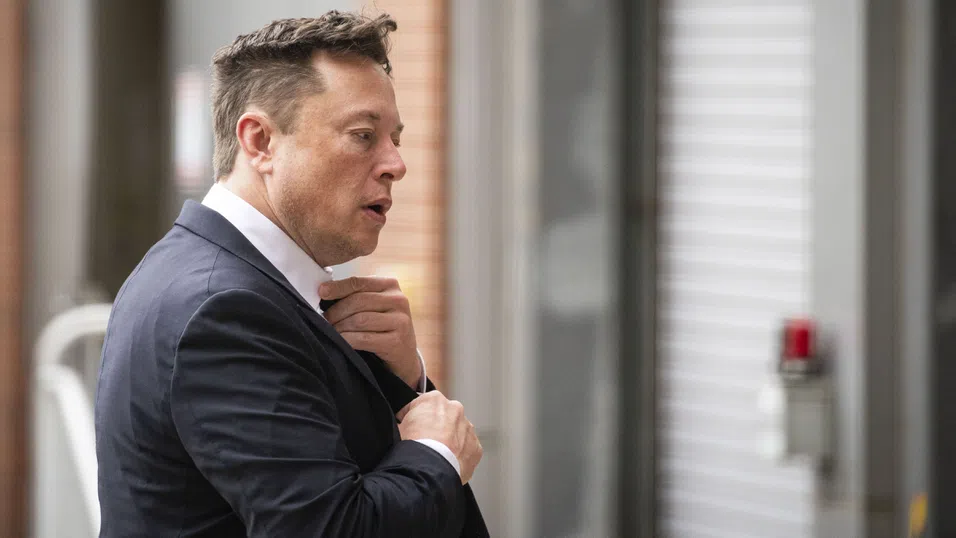 Акциите на Tesla падат, пазарът не се впечатли от новите роботаксита