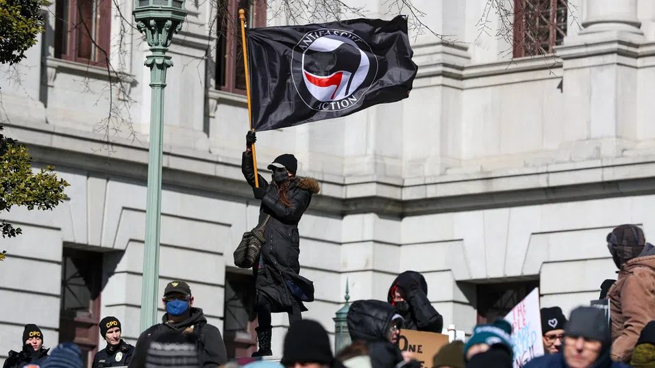 Тръмп се закани да разруши Антифа. Съществува ли въобще такава организация?