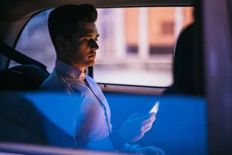 Сделки, хирурзи, кости от динозаври: За какво чатят ултрабогатите в WhatsApp